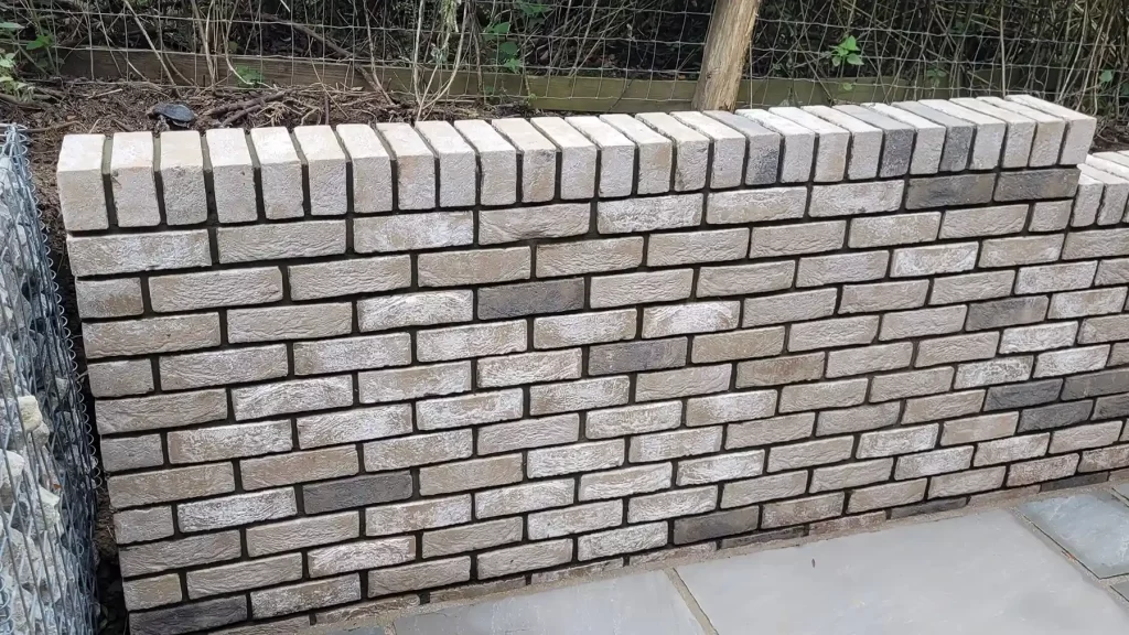 Garden retaining wall built with bivio grey bricks.
